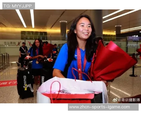 上海U16女足从广州归来机场收到温暖鼓励与支持